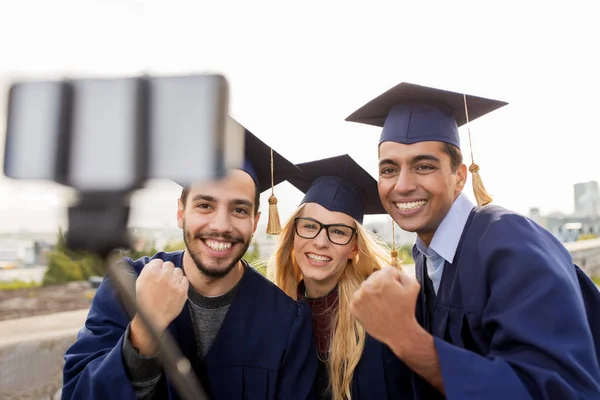 Szczęśliwy studentów lub absolwentów biorąc selfie na zewnątrz — Zdjęcie stockowe