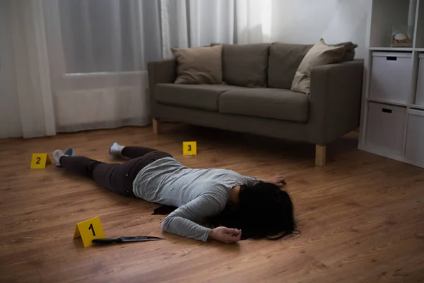 Halott nő teste feküdt a padlón a tetthelyre — Stock Fotó