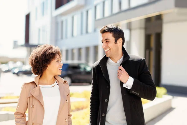 Trabajadores de oficina o pareja hablando en la calle de la ciudad — Foto de Stock