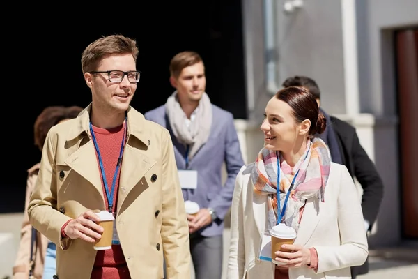 Kantoorpersoneel met koffie op stad straat — Stockfoto