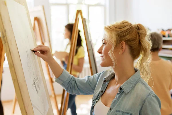 Frau mit Staffelei-Zeichnung im Atelier der Kunstschule — Stockfoto