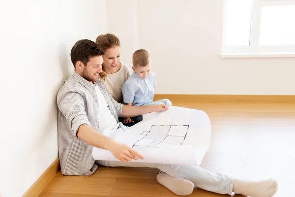 Gelukkig gezin met blauwdruk verhuizen naar nieuw thuis — Stockfoto