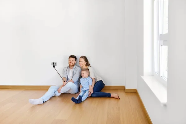 Famille prendre selfie par smartphone à la nouvelle maison — Photo