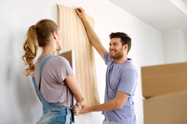 Pareja con fondo de pantalla reparar apartamento o casa —  Fotos de Stock