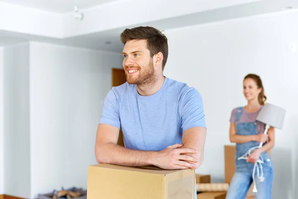 Casal feliz com caixas se movendo para nova casa — Fotografia de Stock