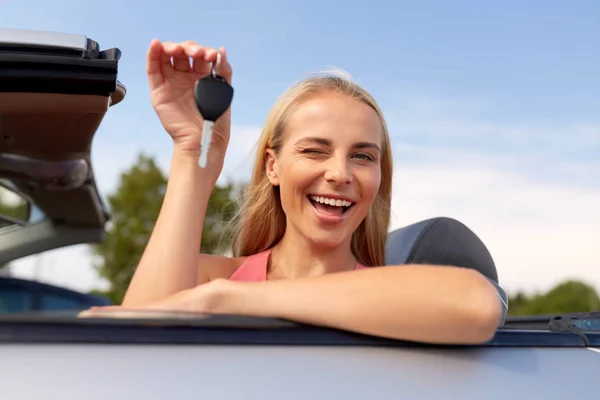 Šťastná mladá žena s kabriolet auto klíčem — Stock fotografie