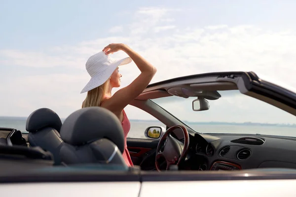 Happy young woman in convertible car — Stock Photo, Image