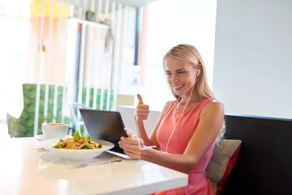 Ευτυχισμένος νεαρή γυναίκα με το tablet pc στο εστιατόριο — Φωτογραφία Αρχείου
