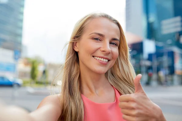 Gelukkig jonge vrouw overneemt selfie stad straat — Stockfoto