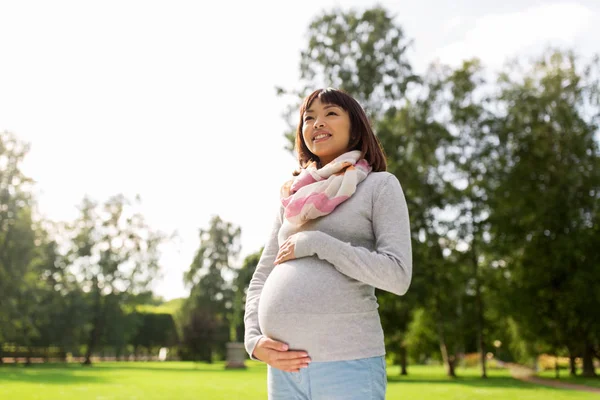 Happy pregnant asian woman at park — Stock Photo, Image