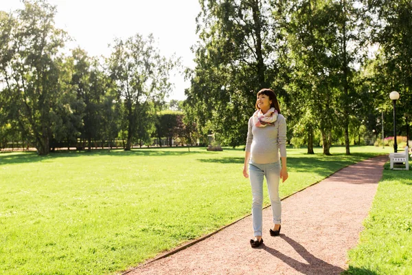 快乐怀孕的亚裔妇女在公园散步 — 图库照片