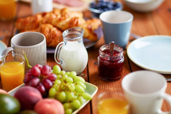 Jar met jam op houten tafel bij het ontbijt — Stockfoto