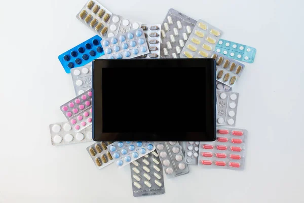 Tableta pc con pastillas y cápsulas de medicamentos — Foto de Stock