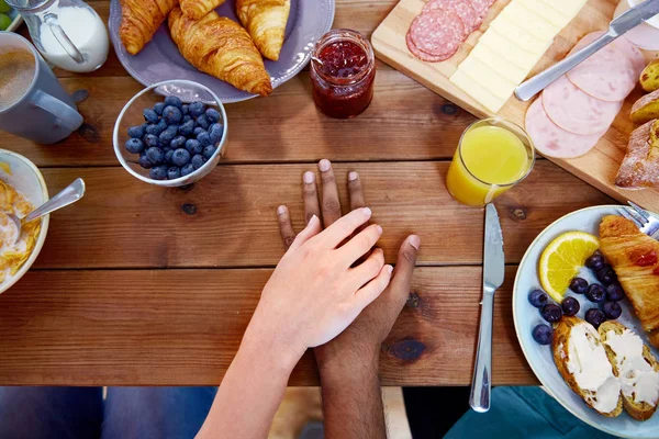 Quelques mains sur la table pleine de nourriture — Photo