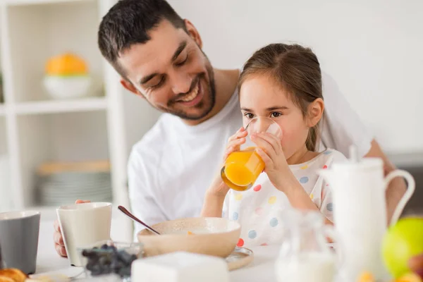 Familia feliz desayunando en casa — Foto de Stock