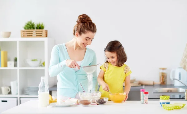 Felice madre e figlia cottura a casa — Foto Stock