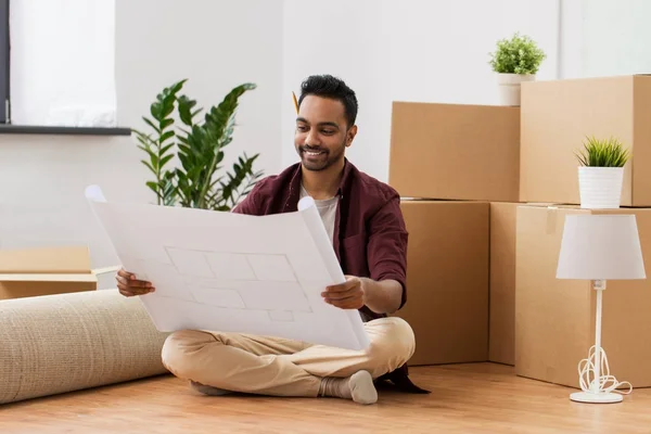 Mannen med blueprint och lådor flyttar till nytt hem — Stockfoto
