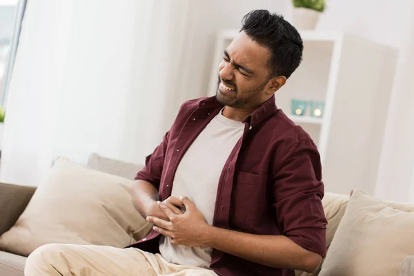 Infeliz homem que sofre de dor de barriga em casa — Fotografia de Stock