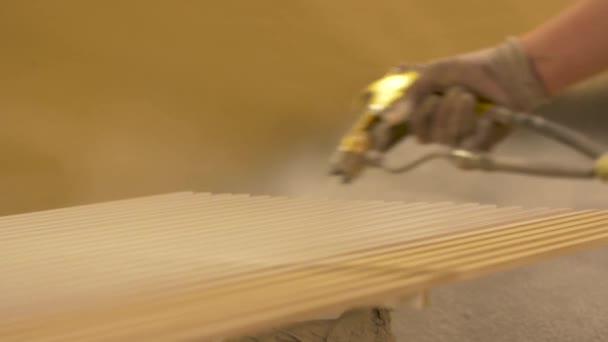 Werknemer hand sprays gepolijste mdf planken — Stockvideo