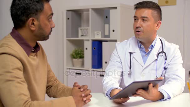 Médico con tableta pc y paciente masculino en el hospital — Vídeo de stock