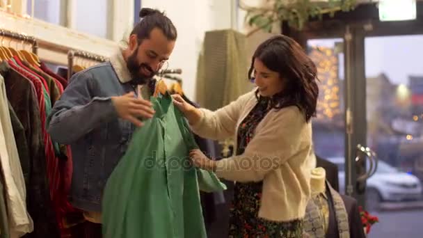 Couple choosing clothes at vintage clothing store — Stock Video