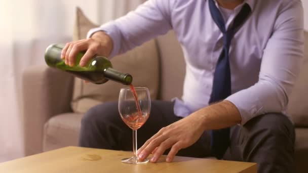 Крупним планом алкогольне питне вино вдома — стокове відео