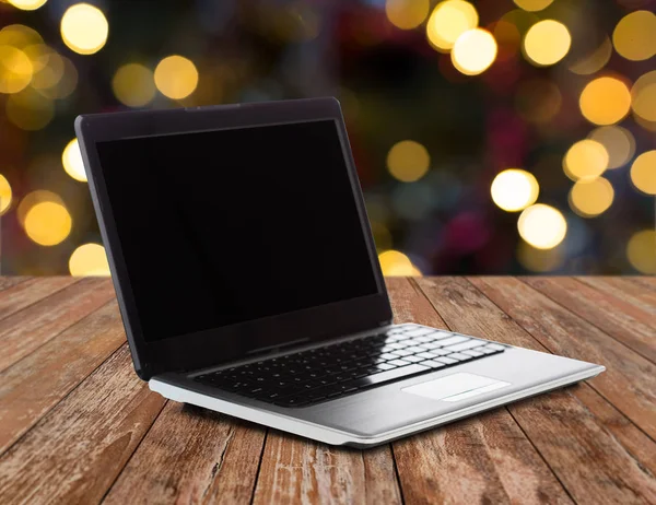Portátil con pantalla negra sobre luces de Navidad — Foto de Stock