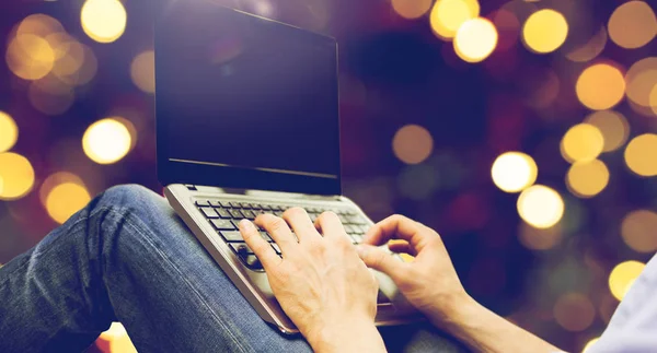 Close up de homem digitando no teclado do laptop — Fotografia de Stock