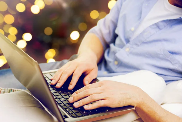 Close up de homem digitando no teclado do laptop — Fotografia de Stock