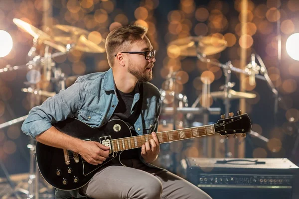 Músico tocando guitarra no estúdio ou concerto de música — Fotografia de Stock