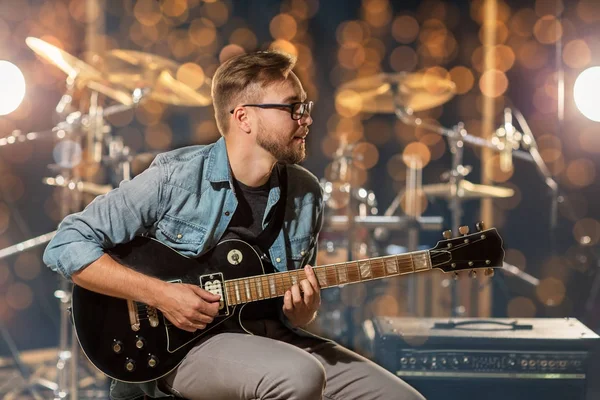 Müzisyen studio veya müzik konserinde gitar çalmak — Stok fotoğraf