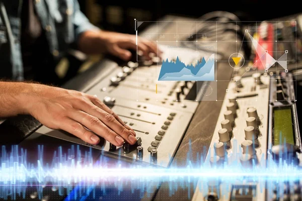 Mãos no console de mistura no estúdio de gravação de som — Fotografia de Stock