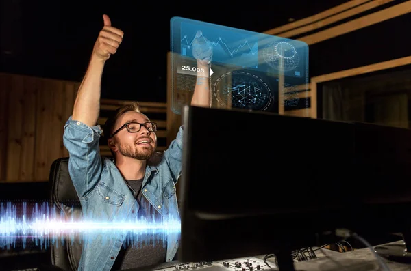 Homem no console de mistura no estúdio de gravação de música — Fotografia de Stock