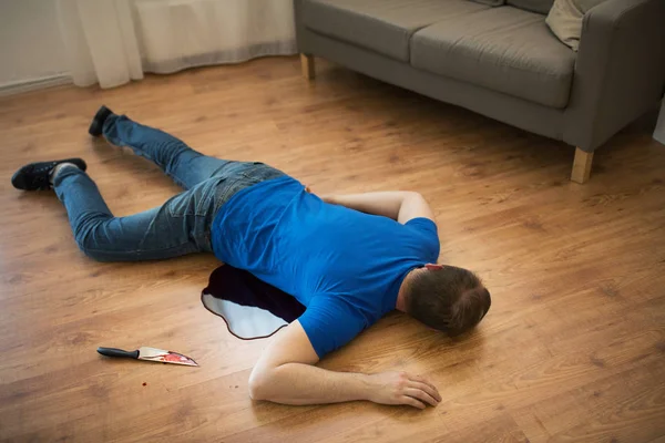 Dead man body lying on floor at crime scene — Stock Photo, Image