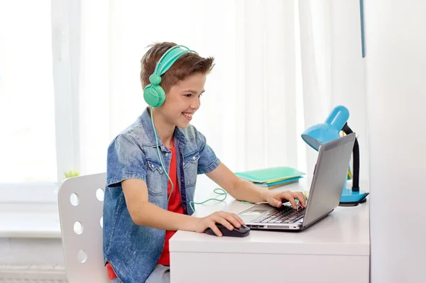 Fiú fülhallgató videojáték laptop — Stock Fotó