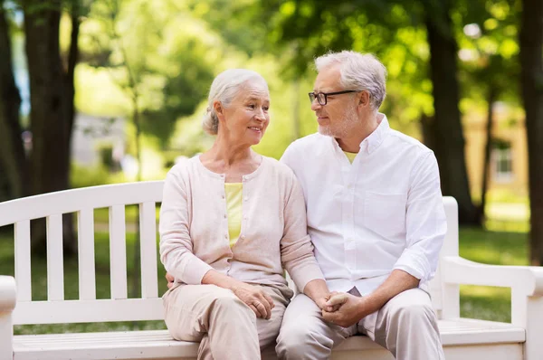 Heureux couple âgé assis sur le banc au parc — Photo