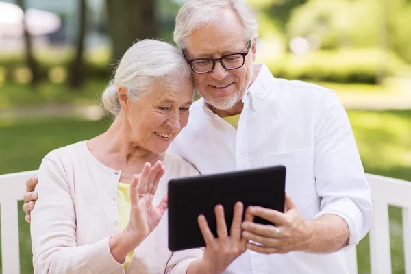 Couple aîné avec chat vidéo sur tablette pc au parc — Photo