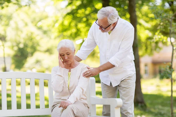 Seniorin leidet unter Kopfschmerzen im Freien — Stockfoto