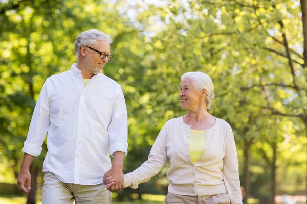 Gelukkige senior paar wandelen in het park van de zomer — Stockfoto