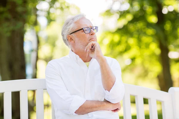 Doordachte senior man op zomer park — Stockfoto