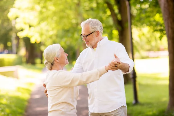 Feliz pareja de ancianos bailando en el parque de verano —  Fotos de Stock