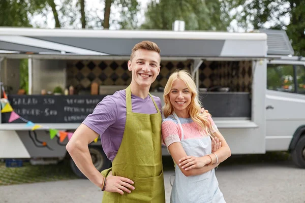 Coppia felice di giovani venditori a camion cibo — Foto Stock