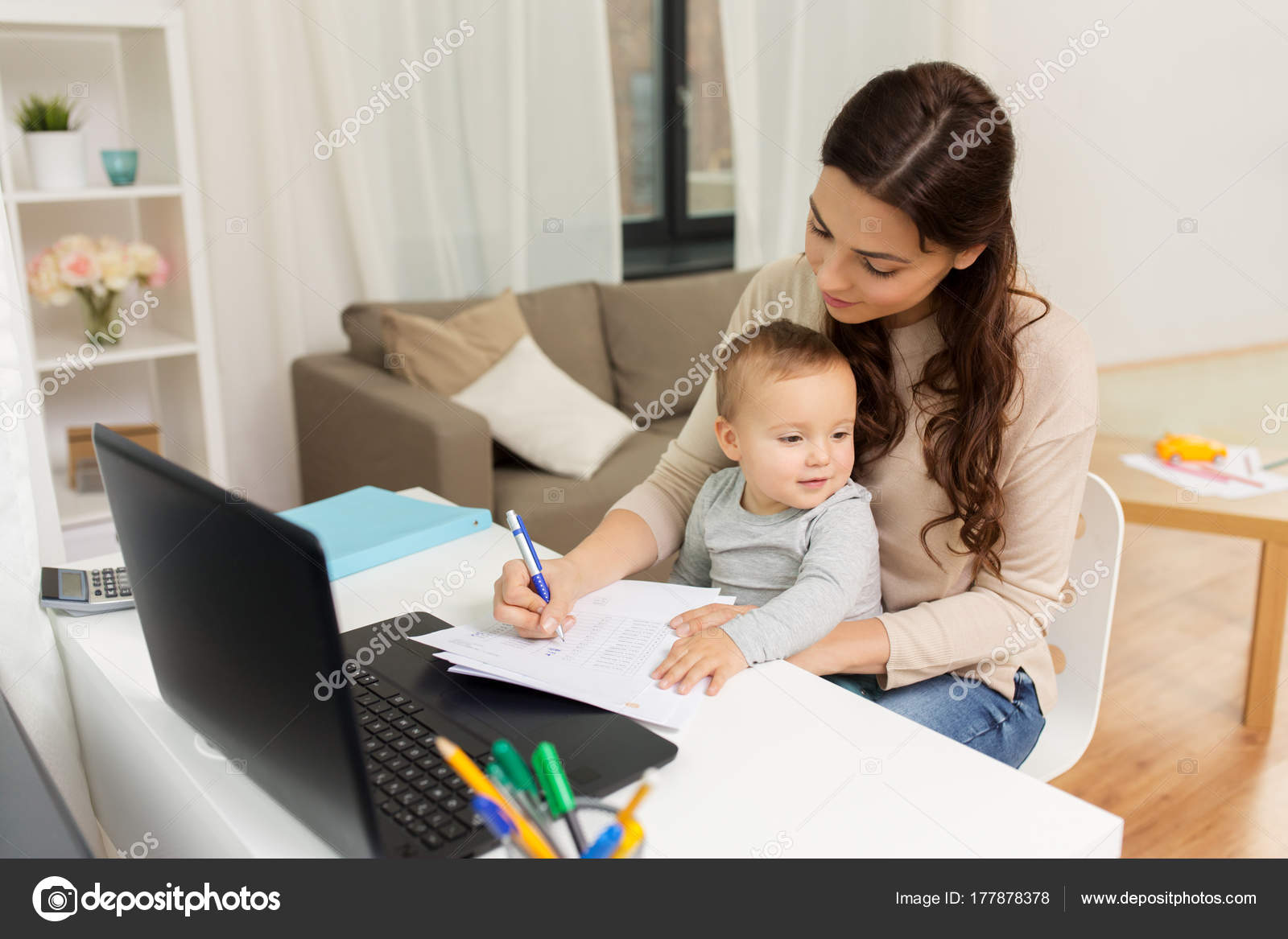 дочь и компьютер. женщина с ребенком. женщина с ребенком перевода. женщина с ребенком за компьютером. женщина в декрете.