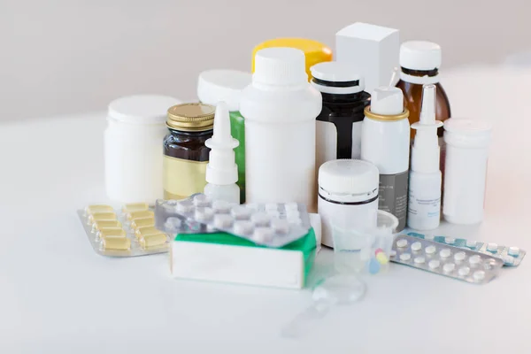 Упаковки различных таблеток и лекарств — стоковое фото