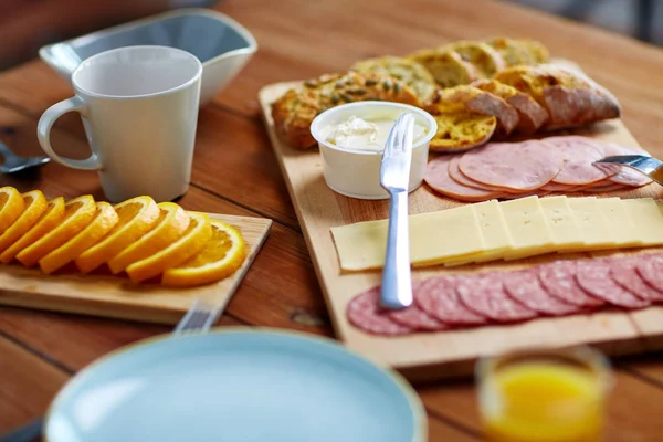 クリーム チーズと朝食でテーブルにその他の食品 — ストック写真