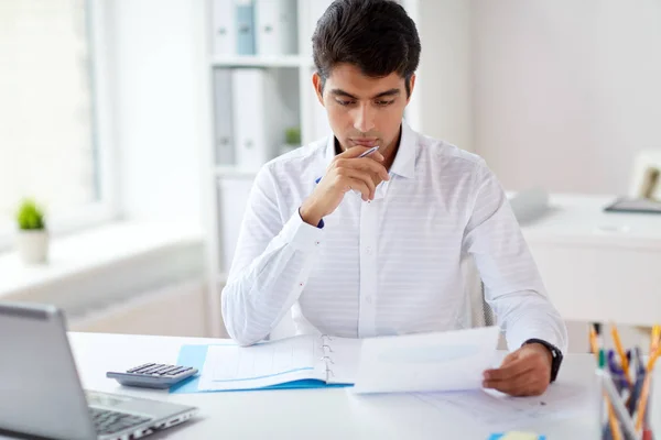 Empresario trabajando con papeles en la oficina —  Fotos de Stock