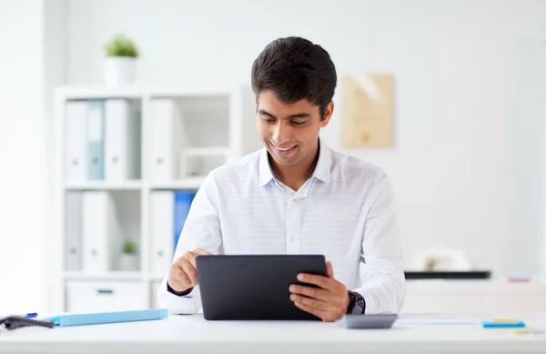 Hombre de negocios que trabaja con la tableta PC en la oficina —  Fotos de Stock