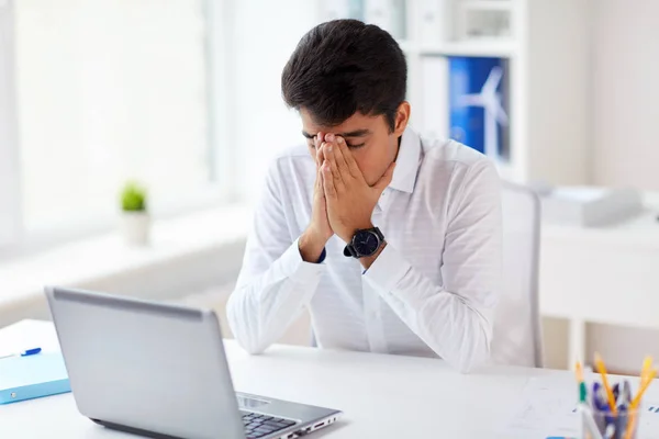 Homem de negócios estressado com laptop no escritório — Fotografia de Stock