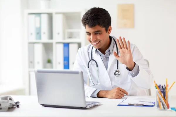 Läkare med videokonferens om laptop på klinik — Stockfoto