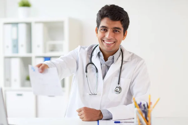 Médico feliz com receita médica na clínica — Fotografia de Stock